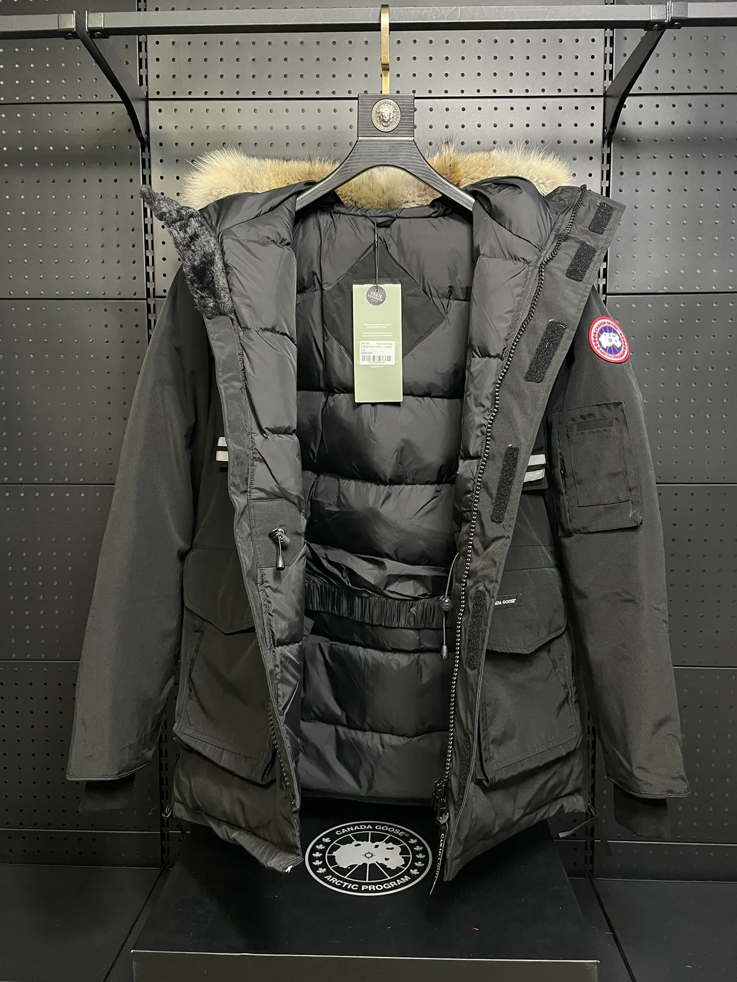 P1060 CANADA GOOES 🇨🇦ⒿⓅⓈ manufactures 10 models of snow curse men and women couples. Factory direct supply: supplying global purchasing agents, micro-business, entities, Tmall, high-end stalls and studio cooperation, free shipping! There are 10 types of Canada Goose Snow Mantra parkas for men and women, the Rolls-Royce of down jackets. ➖ Industry-leading anti-counterfeiting chip sensing. ➖ Imported Behringer embroidery machines and customized embroidery labels, the highest level and industry leading. ➖ Imported Korean 21-count polyester-cotton blended original fabric, TC85 waterproof coated fabric, water-repellent, windproof and wear-resistant. ➖ The new national standard 90 white duck down has an average down filling of 300 grams. The amount of down filling is industry-leading. ➖ 100% nylon lining with double double-layer sealing design to prevent velvet running, and seamless thread design on the cuffs! ➖ Yoshida YKK provides original factory-customized electroplated sliders. YKK two-way lockable zippers are tight and smooth and do not peel off paint. ➖ 3M composite Velcro is durable and the accessories and hardware are all custom-made. Note: Our copywriting is only simple and clear. Instead of bragging about the copywriting, it is better to compare and understand with samples. Only for the purest goose, the most dedicated, the most professional, the highest quality, the highest cost performance! SIZE:XS-XXL [with size chart]